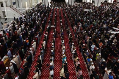 Umat Islam menunaikan solat sunat tarawih pada malam pertama bulan Ramadan 1446H di Masjid Tuanku Mizan Zainal Abidin (MTMZA). Foto Bernama
