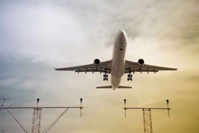 Kerajaan Indonesia mengurangkan harga tiket penerbangan kelas ekonomi domestik sebanyak 13 hingga 14 peratus sempena Aidilfitri. Foto hiasan 123RF