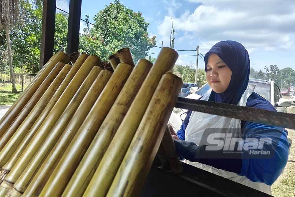 Diana menaikkan jualan lemang daripada RM15 ke RM18 tahun ini dan kemungkinan mencecah hingga RM20 menjelang Syawal.