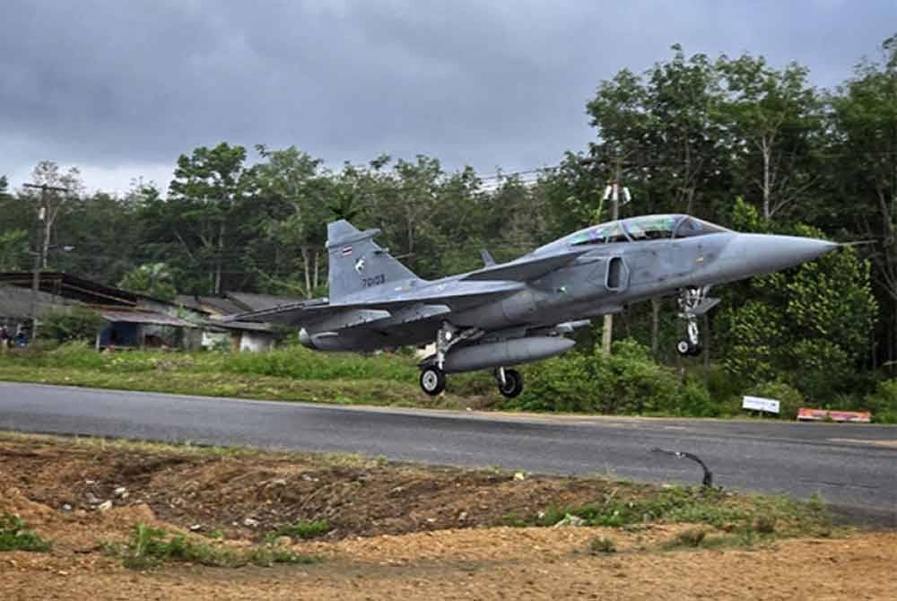 Jet pejuang itu semasa berlepas meraih perhatian penduduk. - Agensi