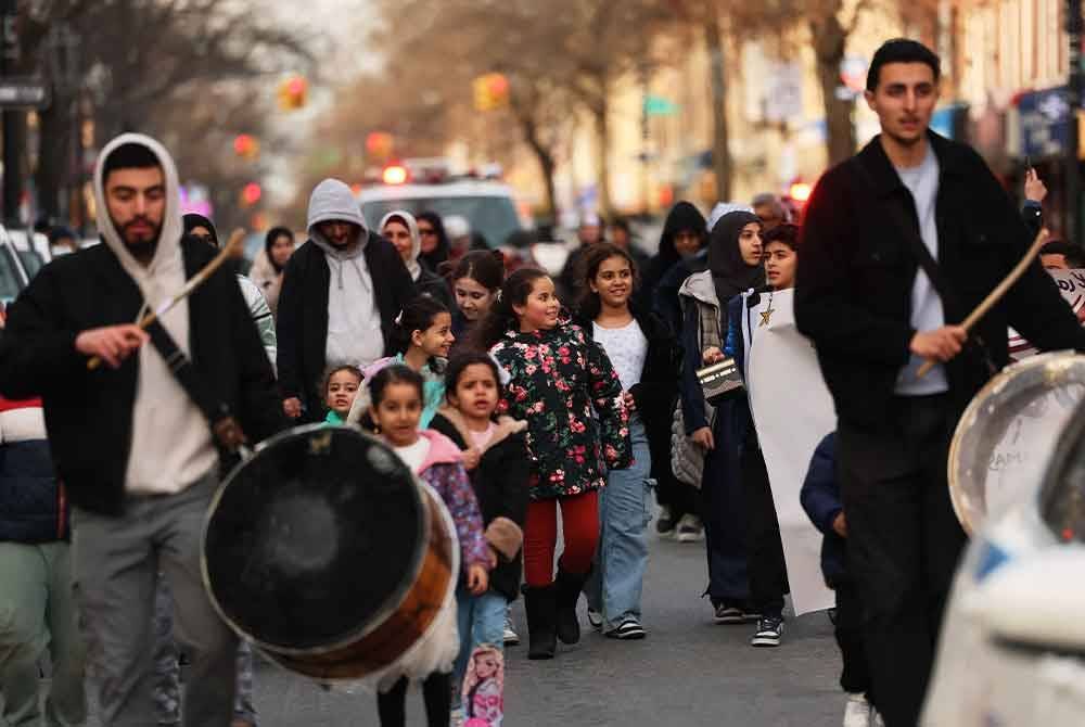 Komuniti Muslim menyertai perarakan Ramadan di Fifth Avenue, di daerah Brooklyn, New York.