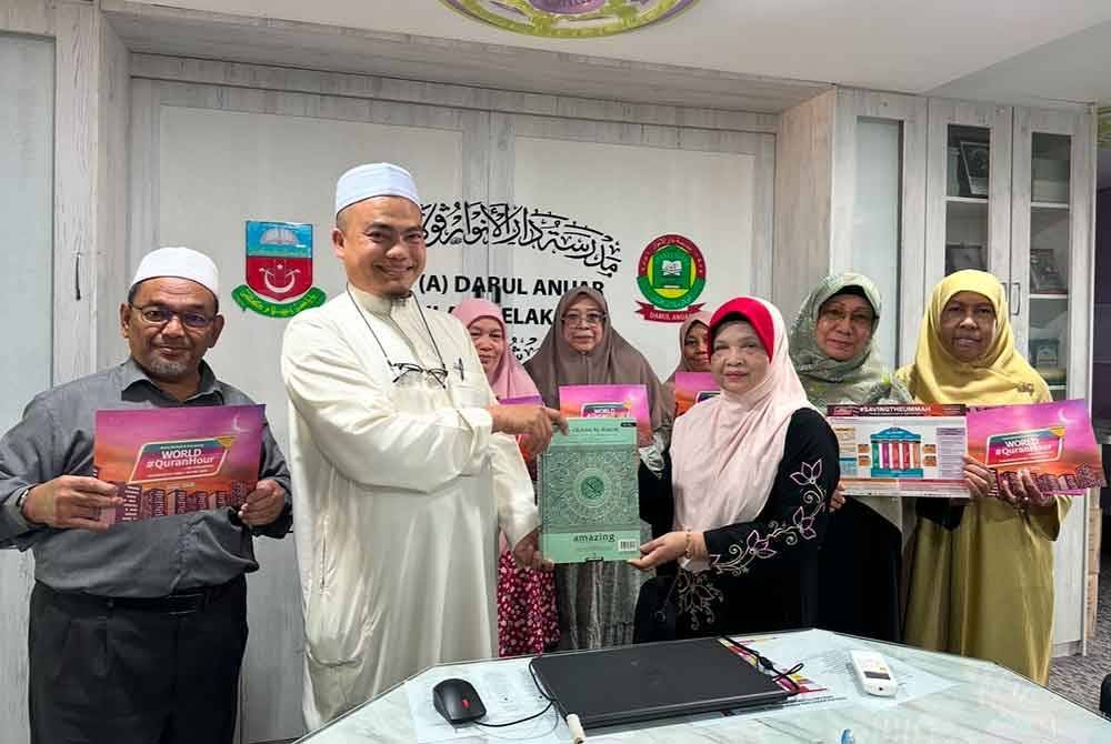 Nik Hamdi (dua dari kiri) menerima al-Quran sebagai cenderamata yang disampaikan oleh Surena (tiga dari kanan) FOTO SINAR HARIAN-ADILA SHARINNI WAHID