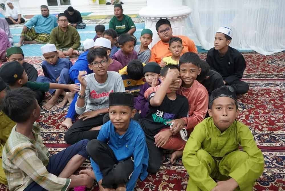 Sebahagian kanak-kanak yang turut mengimarahkan program solat Subuh berjemaah di Masjid Titian Berayun, Kijal, di Kemaman.