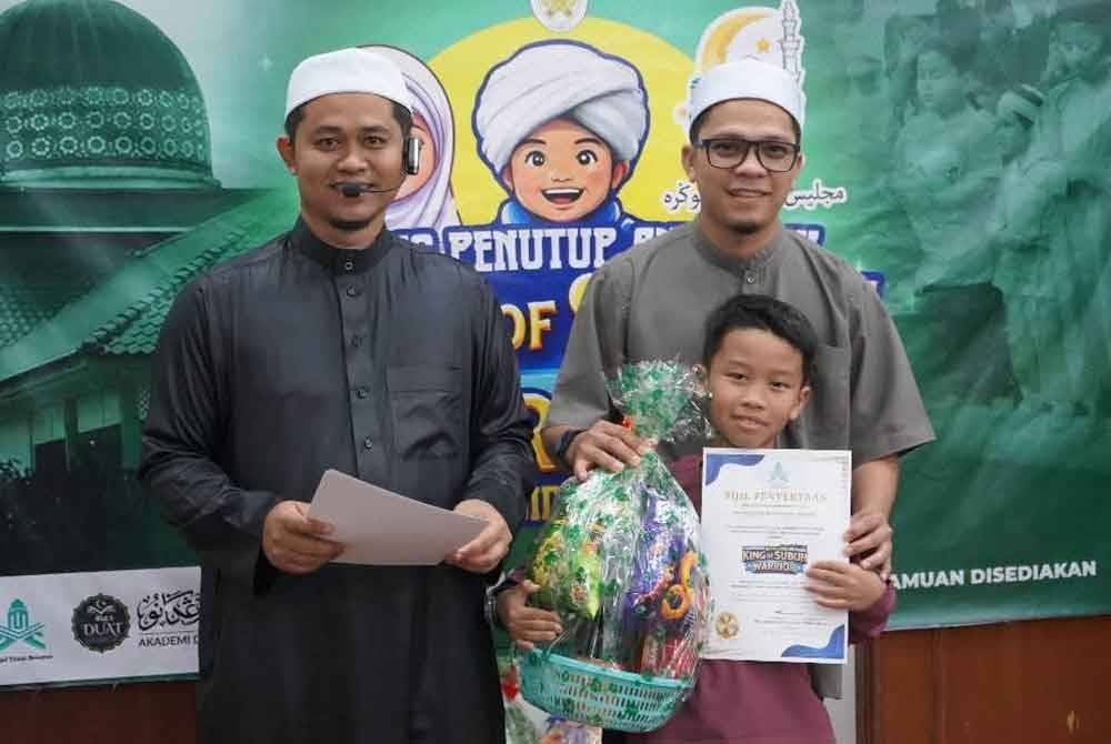 Mohd Redzuan (kiri) bersama bapa dan kanak-kanak yang turut memenangi hadiah pada program tersebut.