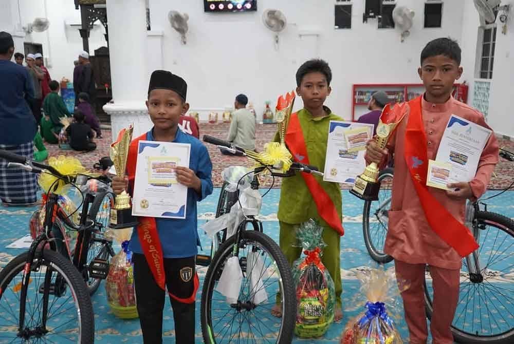 Muhammad Zakir (kiri), Muhammad Aiman Khaiyiza (tengah) dan Muhammad Ukail Uwais (kanan) menerima hadiah basikal selepas istiqamah menunaikan solat Subuh berjemaah selama 40 hari berturut-turut.