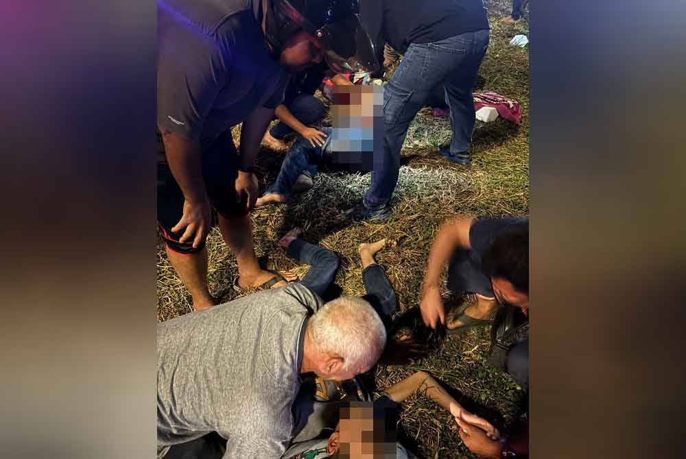 Orang ramai membantu mengeluarkan mangsa.