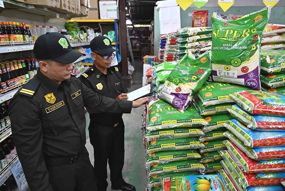Pegawai Kawalselia Padi dan Beras Terengganu menjalankan pemeriksaan ke atas beras subsidi yang tiba di kedai runcit terbabit.