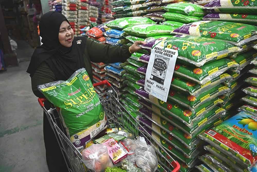 Raziah merupakan antara pelanggan terawal mendapatkan beras putih tempatan di cawangan QMart Merbau Patah di Kuala Terengganu.
