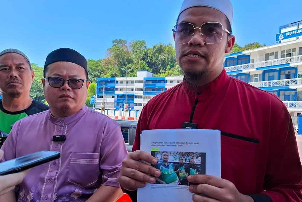 Nurhafizul (kanan) bercakap kepada pemberita selepas laporan polis dibuat di IPD Tapah pada Ahad.