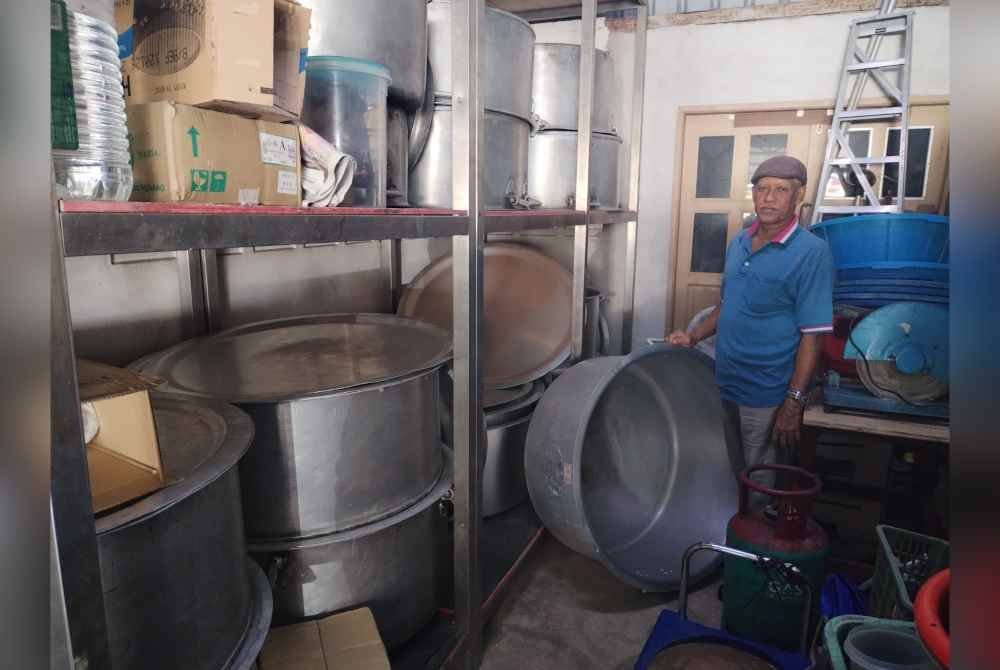 Nasir menunjukkan sembilan periuk besar bagi memasak bubur lambuk di masjid berkenaan.