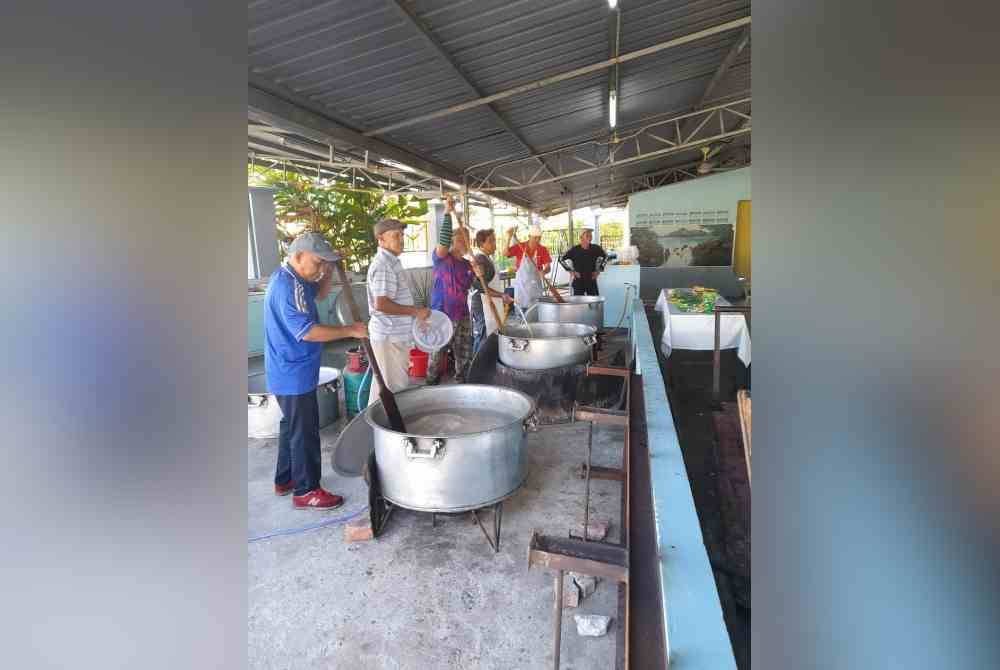 Proses memasak bubur lambuk semasa Ramadan tahun lepas.