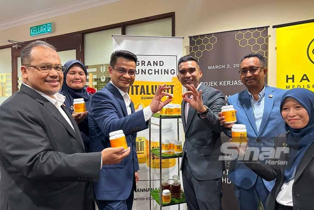 Dr Arham (tiga dari kiri) dan Dr Mohd Hannan (tiga dari kanan) menunjukkan produk makanan tambahan berasaskan madu kelulut.