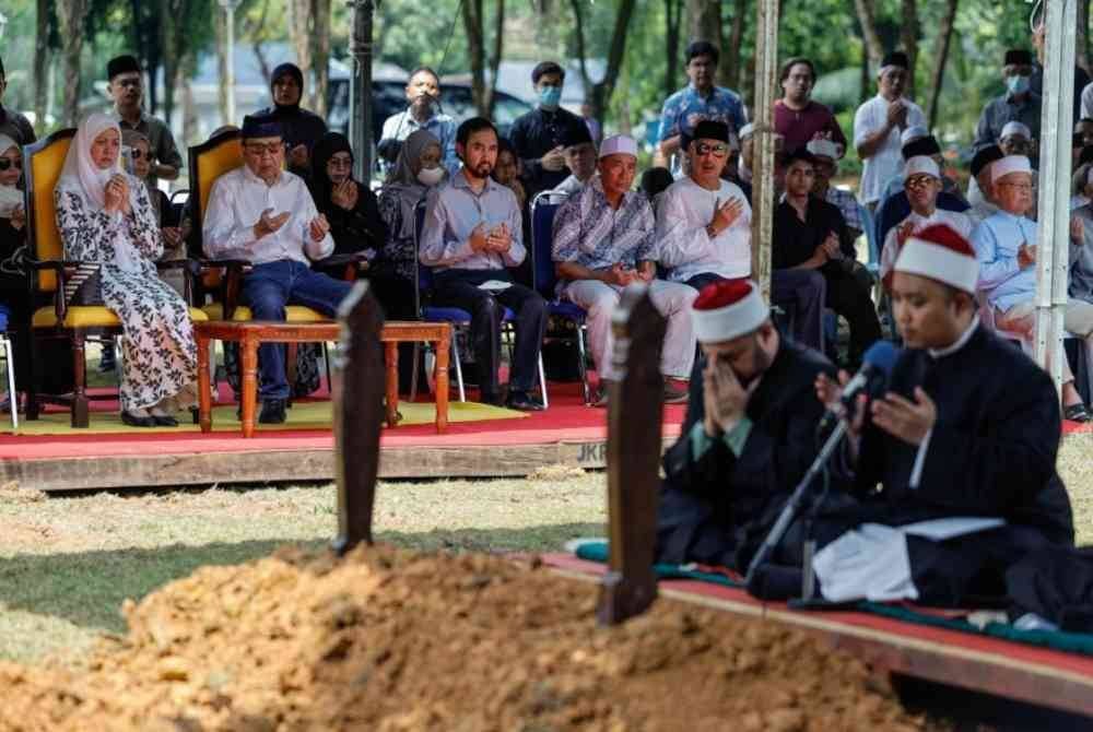 Sultan Sharafuddin bersama Tengku Permaisuri Norashikin berkenan mengaminkan doa ketika berangkat pada majlis pengebumian Pro- Canselor Universiti Selangor (Unisel) Allahyarham Datuk Dr Anuar Tafsir@ Masduki di Makam Diraja Shah Alam, Seksyen 5 pada Ahad. Foto Bernama