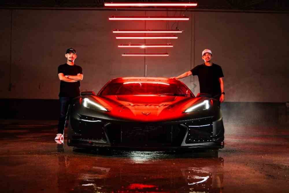 Tunku Abdul Rahman (kanan) dan Tunku Abu Bakar bersama jentera Corvette Z06 GT3.R.