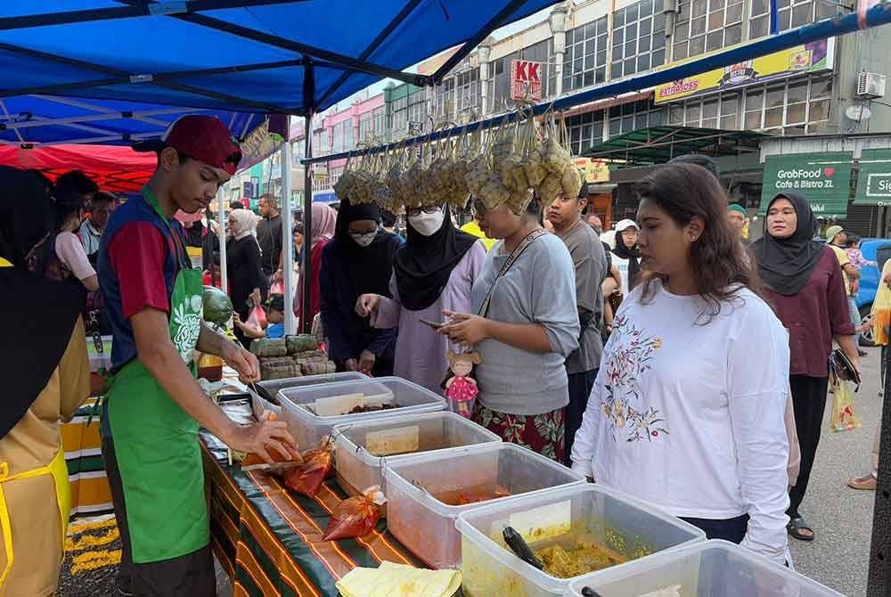 Antara gerai yang menjadi tarikan di Bazar Ramadan Bandar Baru Uda pada Ahad.