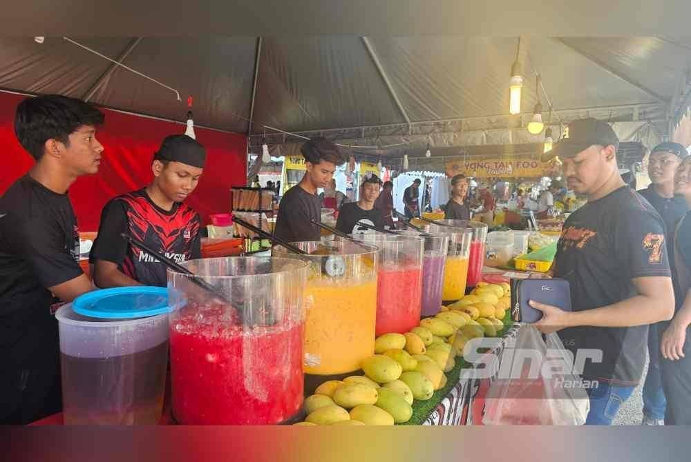 Jualan air balang antara tarikan pengunjung bagi mendapatkan minuman di bazar Ramadan pekarangan Stadium Perak berikutan cuaca panas di Ipoh.