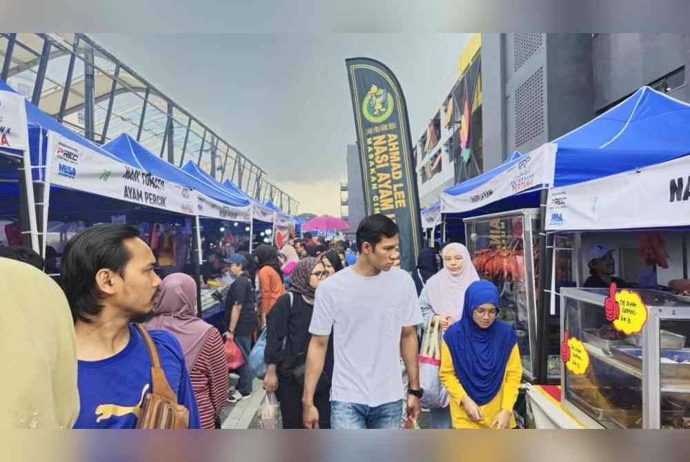 Suasana bazar Ramadan di Kompleks PKNS sempena hari pertama puasa.