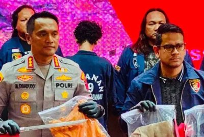 Polis Semarang bersama barang bukti. - Agensi