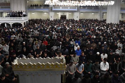Umat Islam Kyrgyzstan menunaikan solat Tarawih di Masjid Abdulkarim Satuq Bughra Khan di Bishkek.