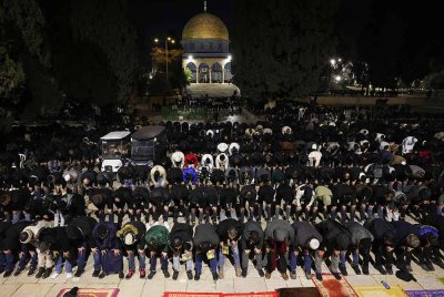 Rakyat Palestin menunaikan solat tarawih perkarangan Masjid Al-Aqsa pada hari pertama Ramadan. Foto AFP