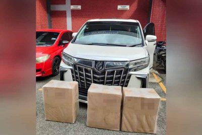 Toyota Vellfire yang digunakan untuk memuatkan rokok-rokok seludup.