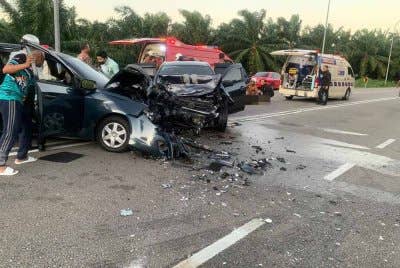 Keadaan kemalangan di Jalan Kota Tinggi-Kluang yang mengakibatkan seorang wanita maut manakala empat lagi cedera - Foto IPD Kluang