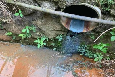 Insiden air berwarna itu dikesan mengalir masuk ke sungai berhampiran sekitar jam 3 petang pada Sabtu. Foto Facebook LUAS