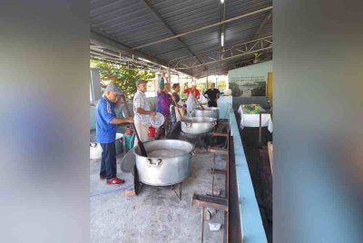 Proses memasak bubur lambuk semasa Ramadan tahun lepas.