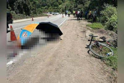 Penunggang basikal warga emas maut dalam kemalangan membabitkan treler berhampiran persimpangan Hotel Royal Chulan, Cherating, Jalan Kuantan - Kemaman, pada Ahad. - Foto: Polis Trafik Kuantan.