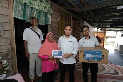 Ahmad Farhan menyampaikan bantuan kepada Saluna ketika mengunjungi rumahnya di Kampung Cherating, Kuantan, dalam siri Ziarah Madani. Foto Facebook Anwar Ibrahim