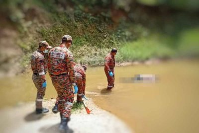 Bomba membantu mengeluarkan mayat yang terapung di Sungai Siam pada Ahad. - Foto: Bomba Pahang