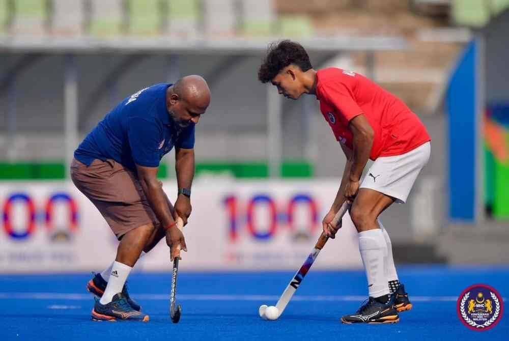 Vikneswaran percaya Harris Iskandar (kanan) mampu mengisi posisi ditinggalkan Faizal. Foto Malaysian Hockey Confederation