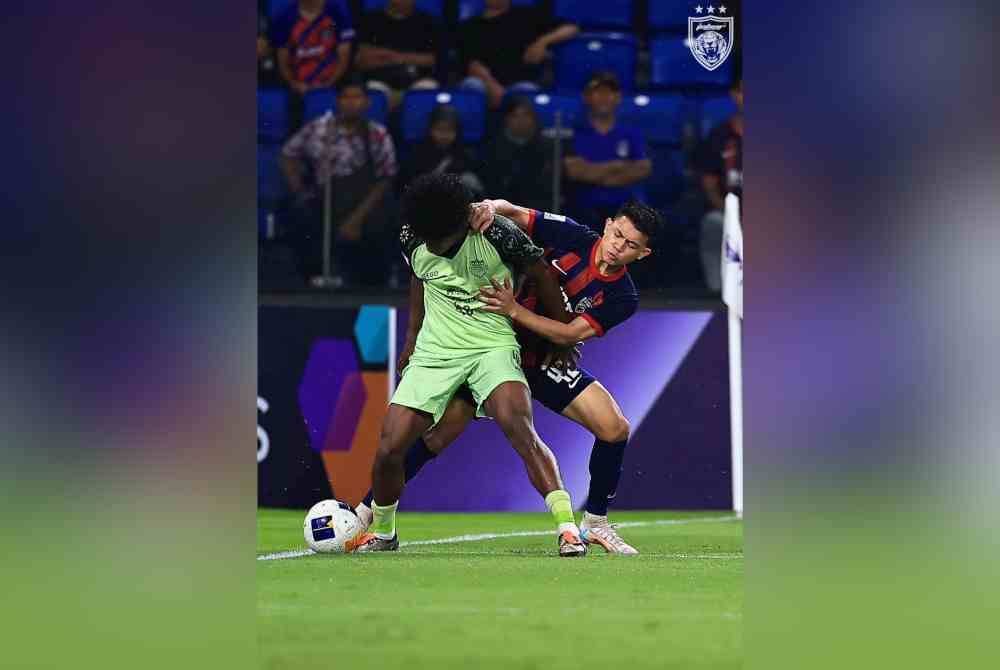 Penyerang JDT, Arif Aiman Hanapi bersaingan dengan pertahanan Buriram, J Tabinas dalam aksi peringkat Kumpulan Zon Timur di Stadium Sultan Ibrahim, Iskandar Puteri pada 3 Disember lalu. Foto Johor Southern Tigers