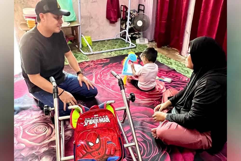 Amin bertemu Siti Azah di Kota Tinggi, Johor untuk menyerahkan tongkat beroda kepada adik Shairid.