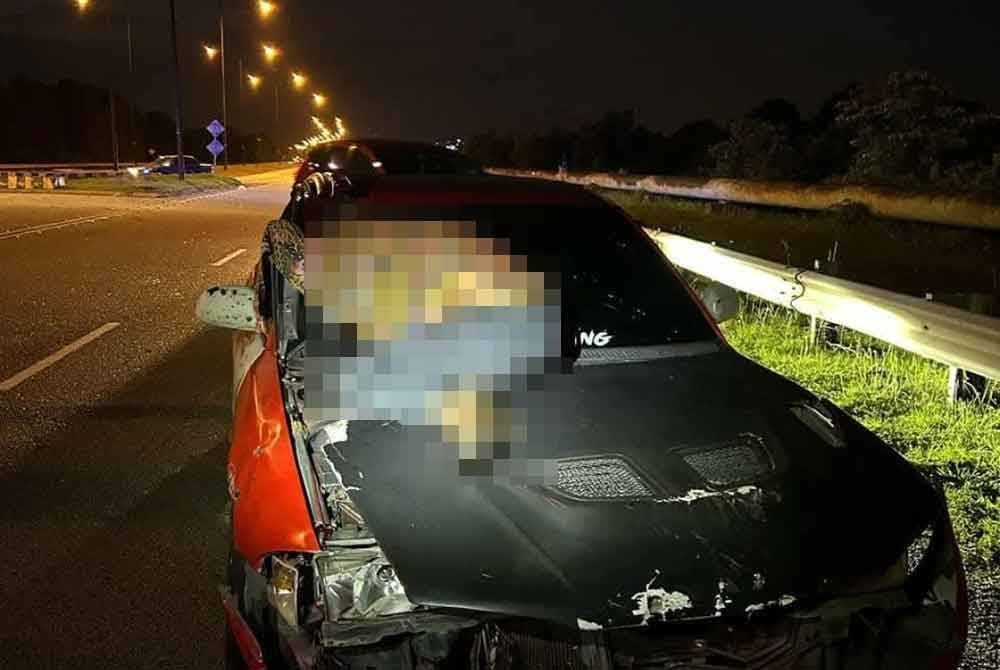 Mangsa tercampak ke atas bonet kereta selepas terbabit kemalangan dan disahkan meninggal dunia di tempat kejadian. Foto FB Polis Trafik Kuantan