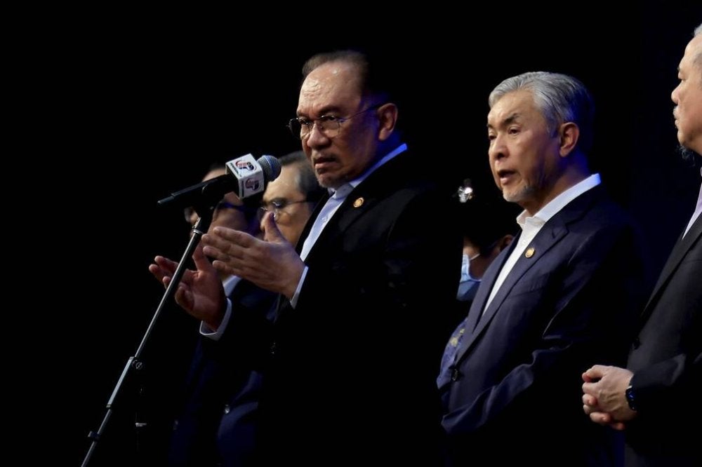 Anwar menyampaikan ucapan pada Perjumpaan Perdana Menteri Bersama Warga Jabatan Perdana Menteri di Dewan De'Seri Endon Puspanitapuri hari ini. Foto Bernama