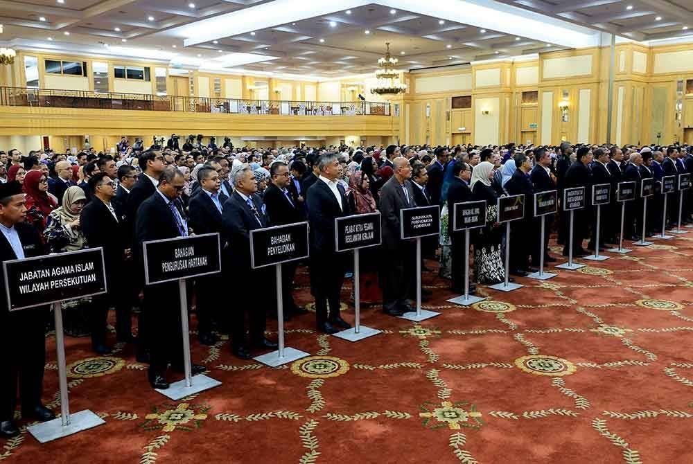 Warga Jabatan Perdana Menteri mendengar amanat yang disampaikan oleh Anwar pada Perjumpaan Perdana Menteri Bersama Warga Jabatan Perdana Menteri di Dewan De'Seri Endon Puspanitapuri hari ini. Foto Bernama