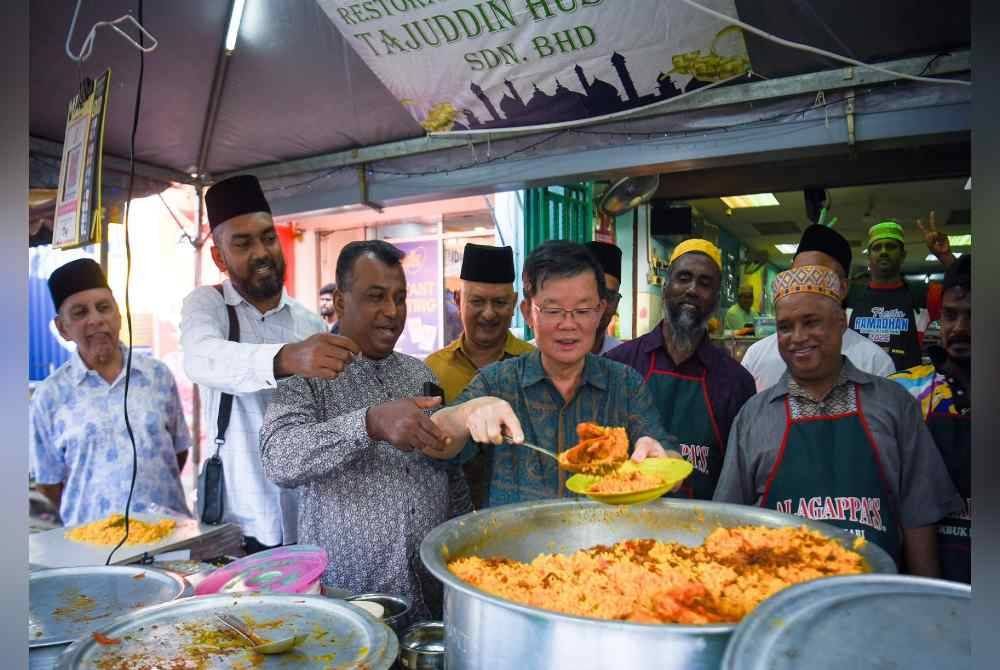 Kon Yeow (tengah) meninjau Fiesta Ramadan Lebuh Queen di Tapak Warisan Dunia UNESCO George Town, anjuran Liga Muslim Pulau Pinang pada Ahad.
bazar Ramadan anjuran Liga