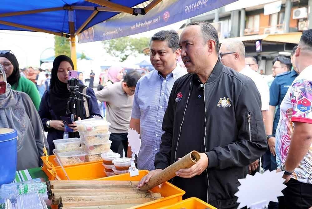 Mohd Jafni ketika melakukan tinjauan di Bazar Ramadan Bandar Baru Uda, Johor Bahru pada Ahad.