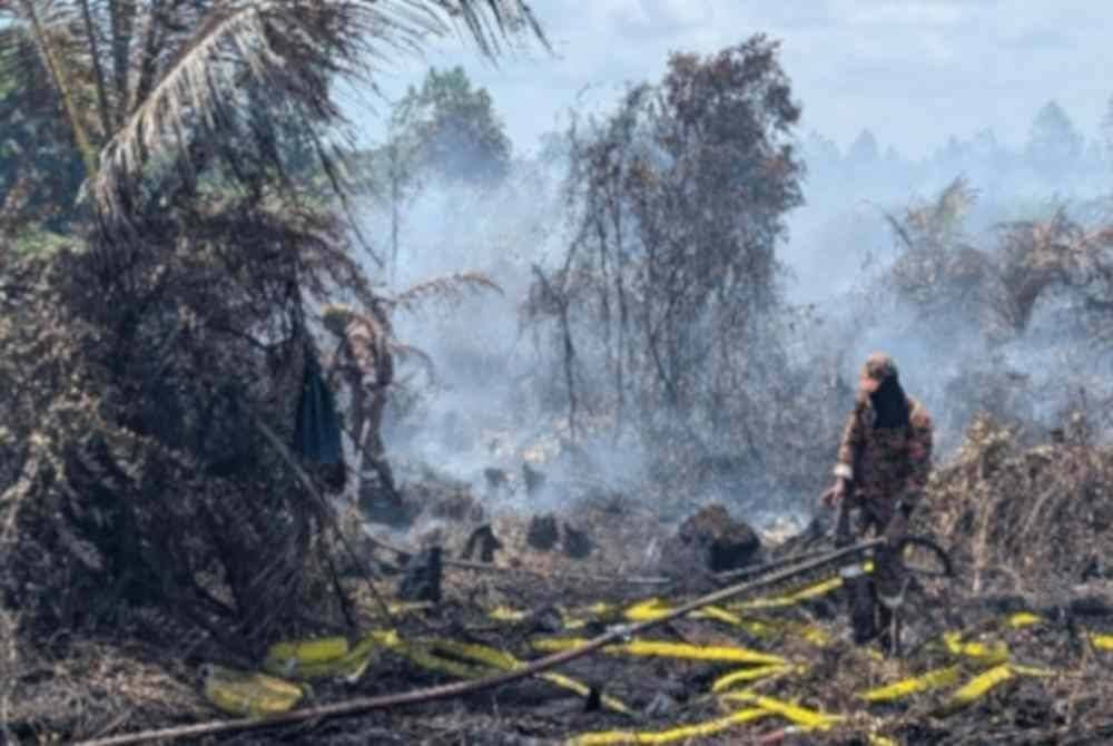 Anggota bomba melakukan kerja-kerja memadam kebakaran.