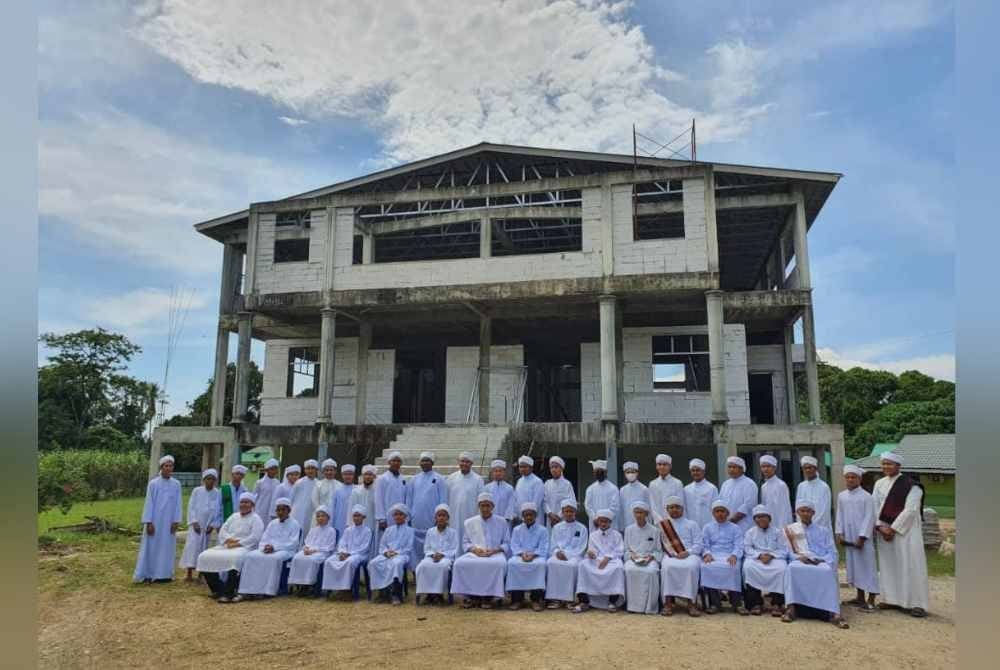 Sebahagian pelajar SMITI bergambar di bangunan yang kini dalam pembinaan dan masih memerlukan dana