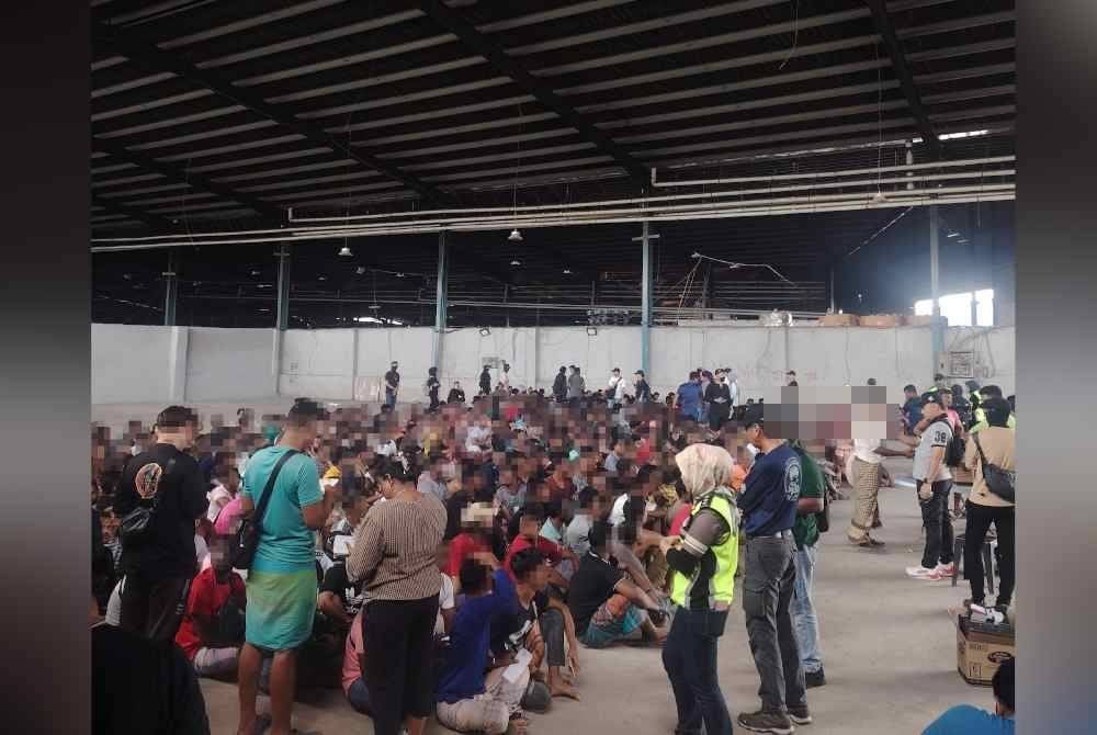 Antara pekerja asing yang ditahan JIM dalam serbuan Op X ke atas premis e-waste di sekitar Segamat, 24 Februari lalu.