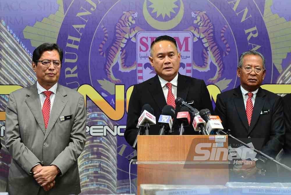 Ahmad Khusairi (tengah) dalam sidang akhbar bagi memaklumkan perkembangan terkini siasatan kes e-waste, pada Isnin. Foto Sinar Harian/ASRIL ASWANDI SHUKOR