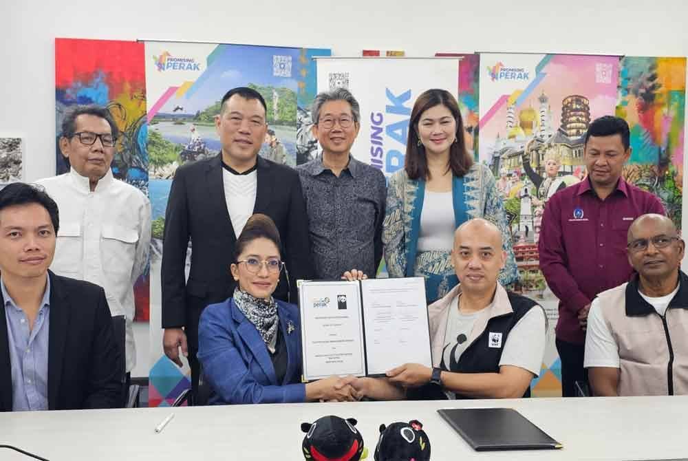 Sze Yee (dua dari kiri) menyaksikan majlis menandatangani MoU kempen 'Roar of Legacy' antara Ketua Pegawai Eksekutif Tourism Perak, Nurmalis Musa (duduk, dua dari kiri) dan Pegawai Eksekutif Interim WWF Malaysia, Nik lzuan Nik Mohammed (duduk, dua dari kanan) pada di pejabat Tourism Management Berhad Ipoh pada Isnin.