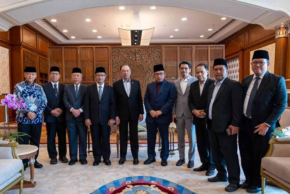 Anwar (enam dari kanan) menerima kunjungan hormat delegasi pimpinan Muhammadiyah, sebuah pertubuhan Islam dari Indonesia yang diketuai Ketua Umumnya, Prof Dr Haedar Nashir. Foto FB Anwar Ibrahim
