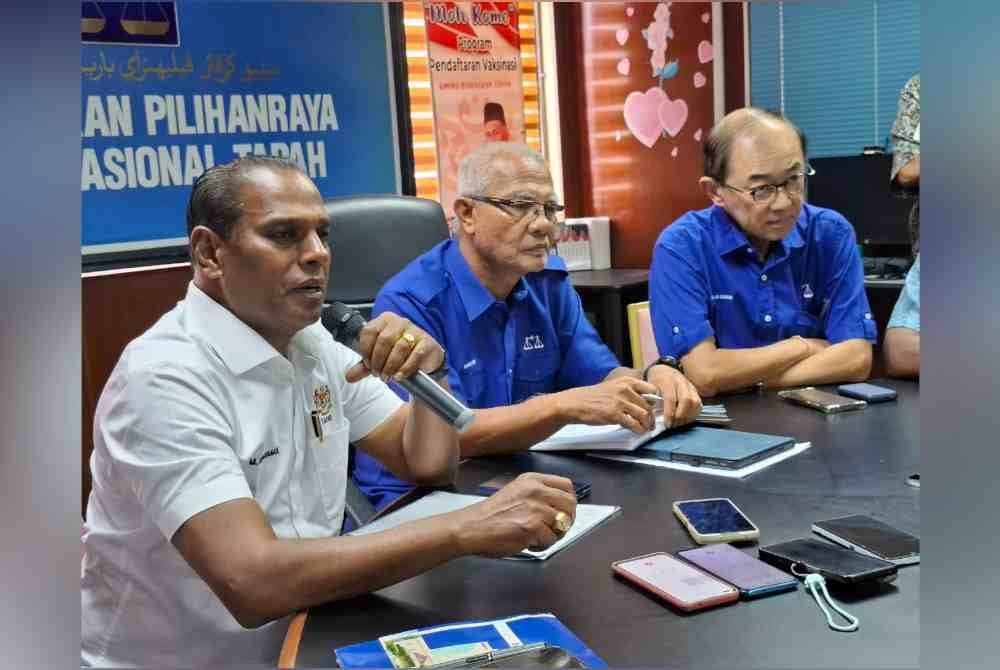 Saravanan (kiri) bersama Hang Soon (kanan) dan Khairul Azmi selepas Mesyuarat Jawatankuasa BN Parlimen Tapah di Bangunan UMNO Tapah pada Isnin.