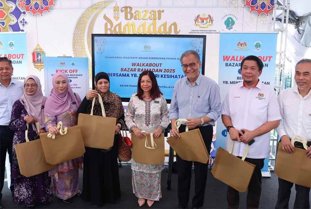 Dr Dzulkefly (tiga, kanan) bergambar kenangan pada program Kick Off Keselamatan Makanan Bazar Ramadan Peringkat Kebangsaan 2025 di Tapak Bazar Ramadan Presint 3 Putrajaya pada Isnin. Foto Bernama