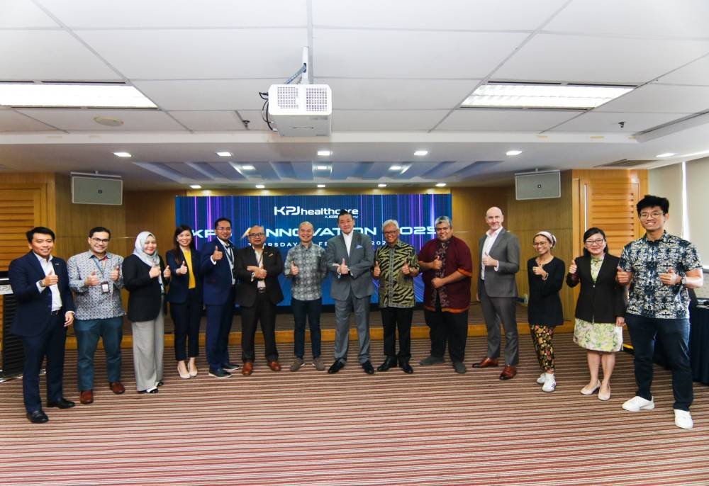 Chin (tujuh dari kanan) bergambar bersama sewaktu Majlis Pelancaran Kempen Tahun AInnovation baru-baru ini.