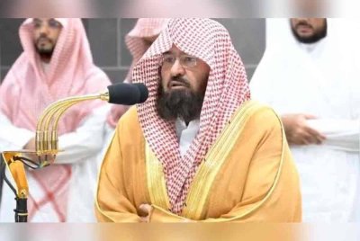 Sheikh Al-Sudais ketika menjadi imam. Foto Agensi