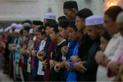 Solat tarawih ini merupakan salah satu ibadah yang sangat dinantikan oleh umat Islam setiap kali tiba bulan Ramadan. Gambar hiasan